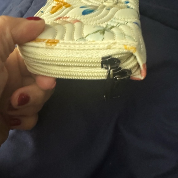 Wallet brand lug to protect your charge cards - Picture 2 of 15